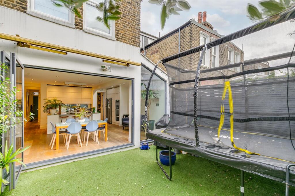 Ivy Crescent, W4 - TO LET