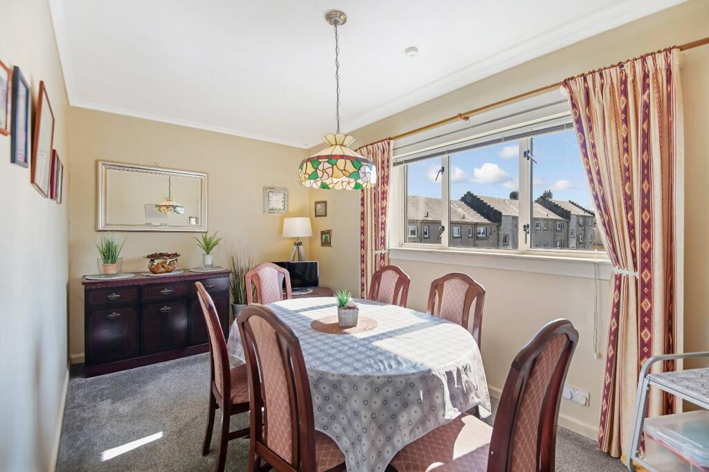 Bedroom 2/Dining Roo