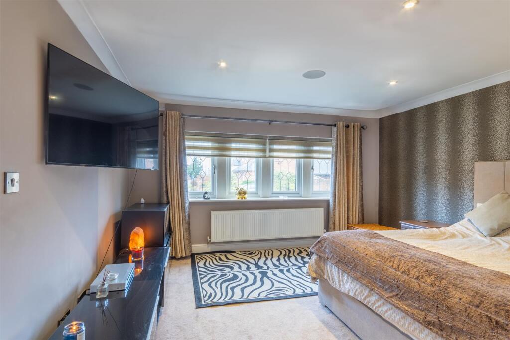 MAIN BEDROOM