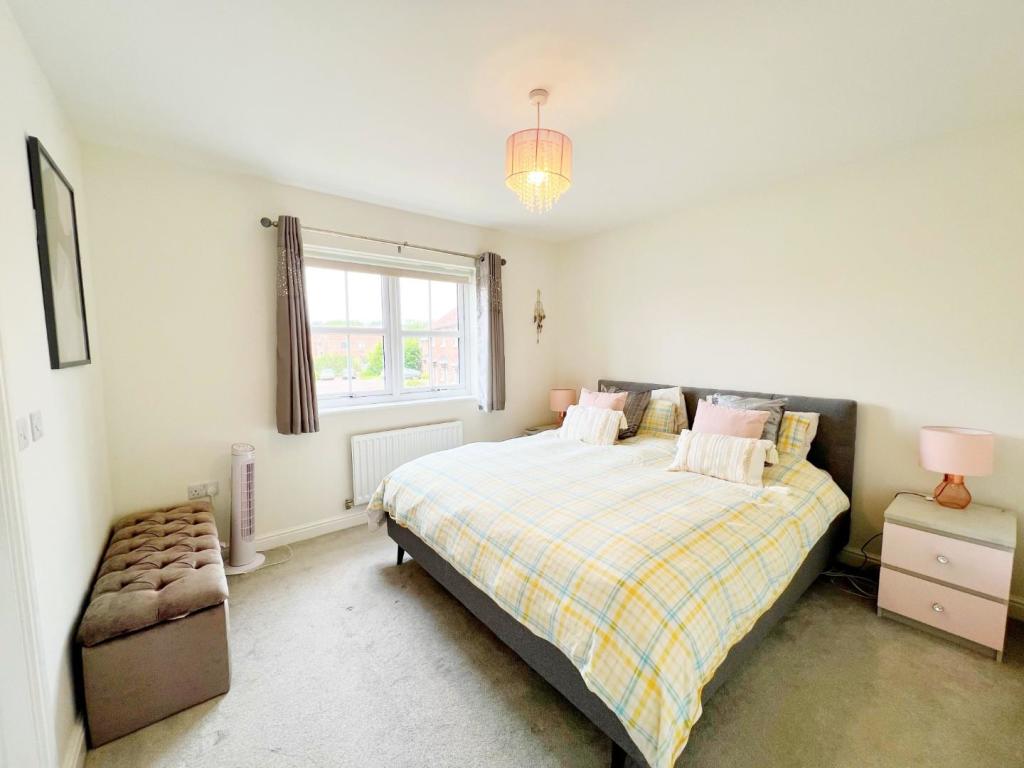 Bedroom 1 pic 1.jpg