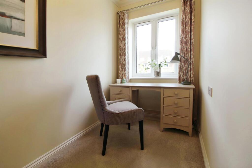 72a6e0c8-desk.JPG