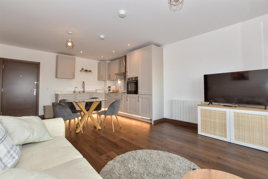 Kitchen/Lounge Area