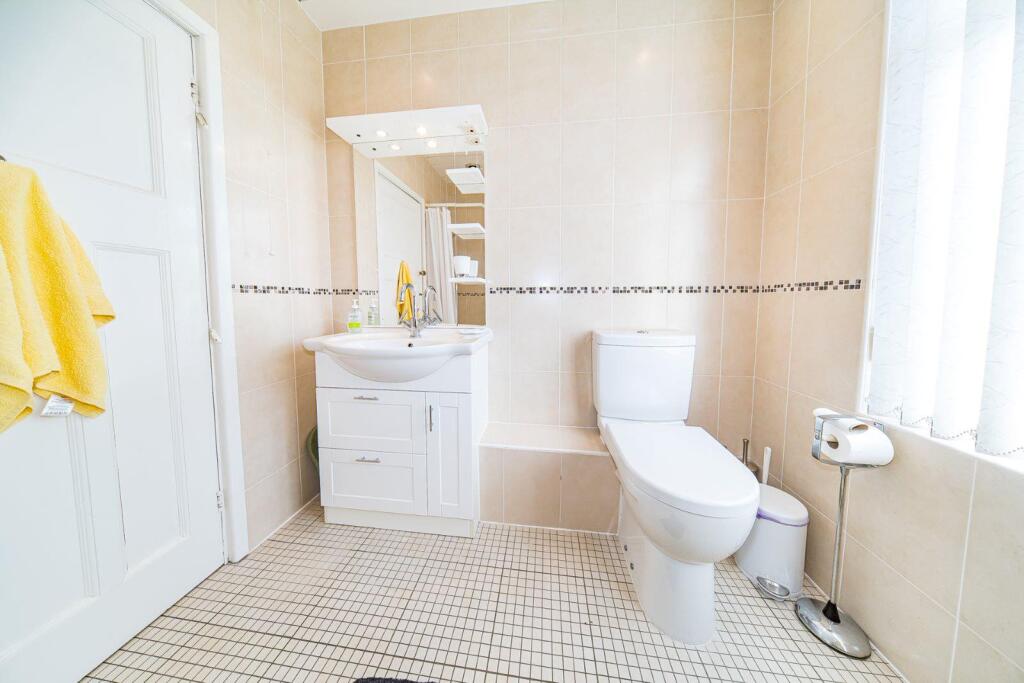 16 Old Lane shower room 2.jpg