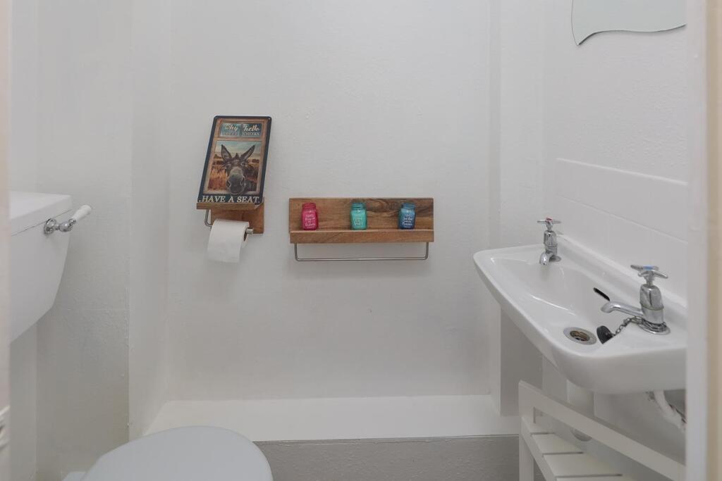 81 Pitfield Road wc ground floor.jpg