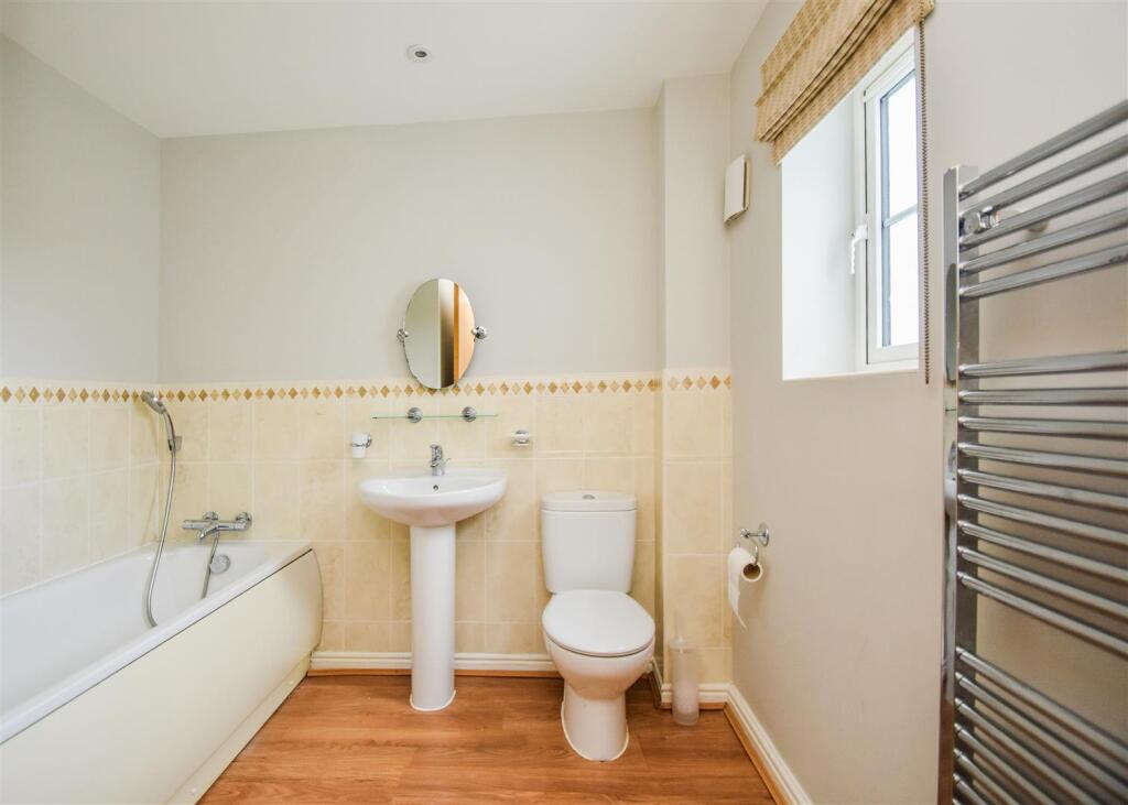 51 Deaconsfield - Family Bathroom.jpg