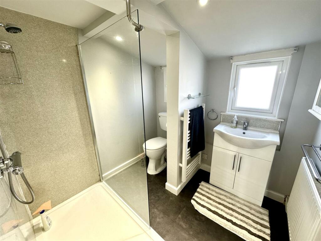 CONTEMPORARY SHOWER ROOM