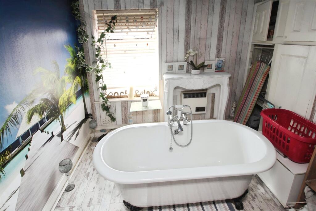 Bedroom/Bathroom