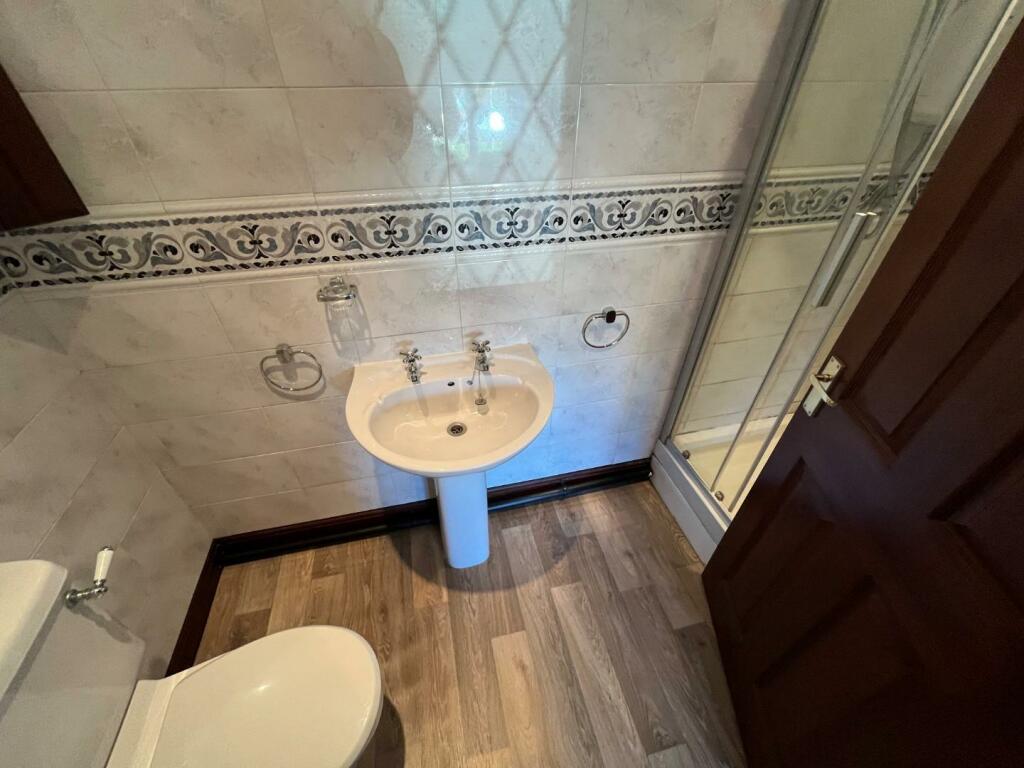 En suite to Master.jpg