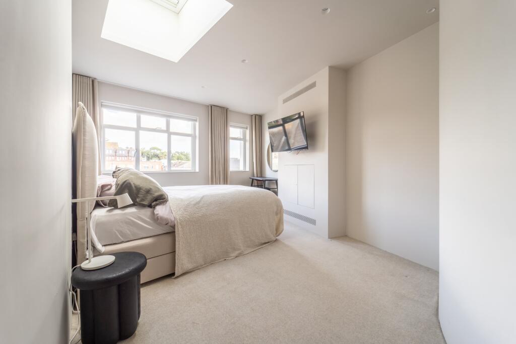 The Penthouse, Brist