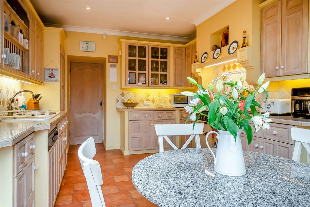 8588075-interior12.jpg