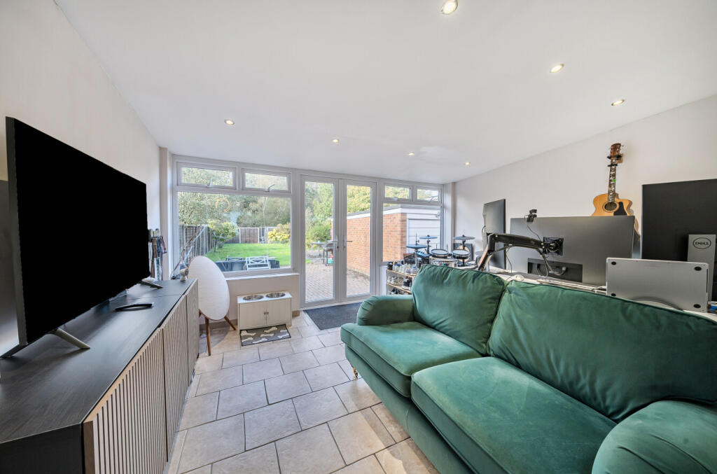 1372096-9-68fb7ff...