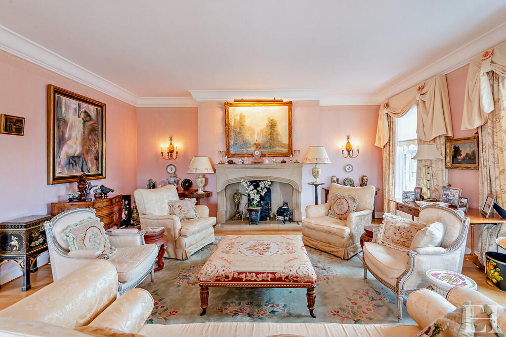 8594340-interiorW...