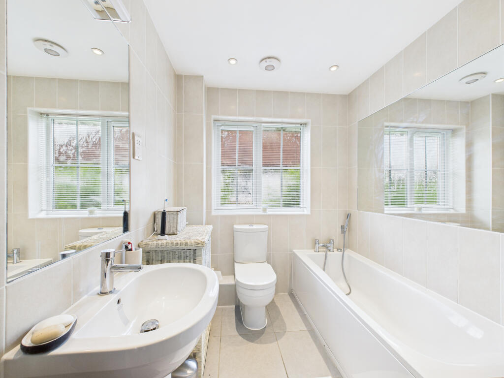 CAM02909G0-PR0439-STILL037