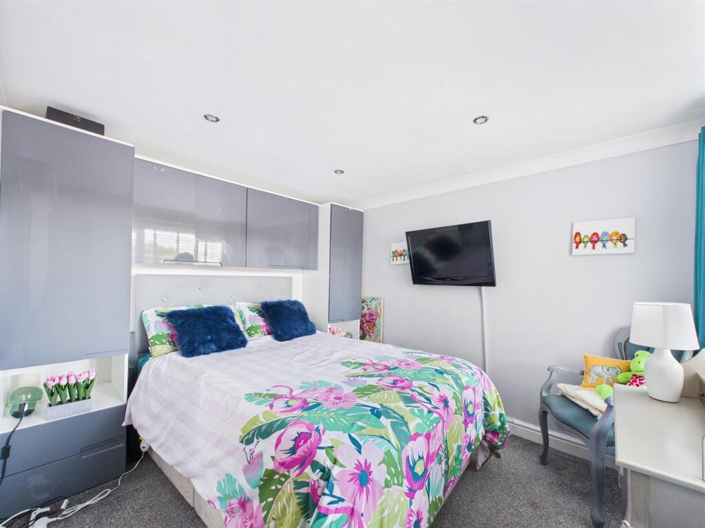bed 2.jpg