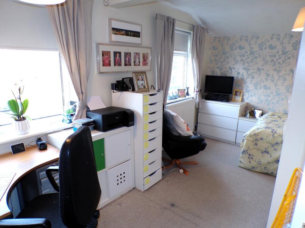EppingCl12bed2.JPG