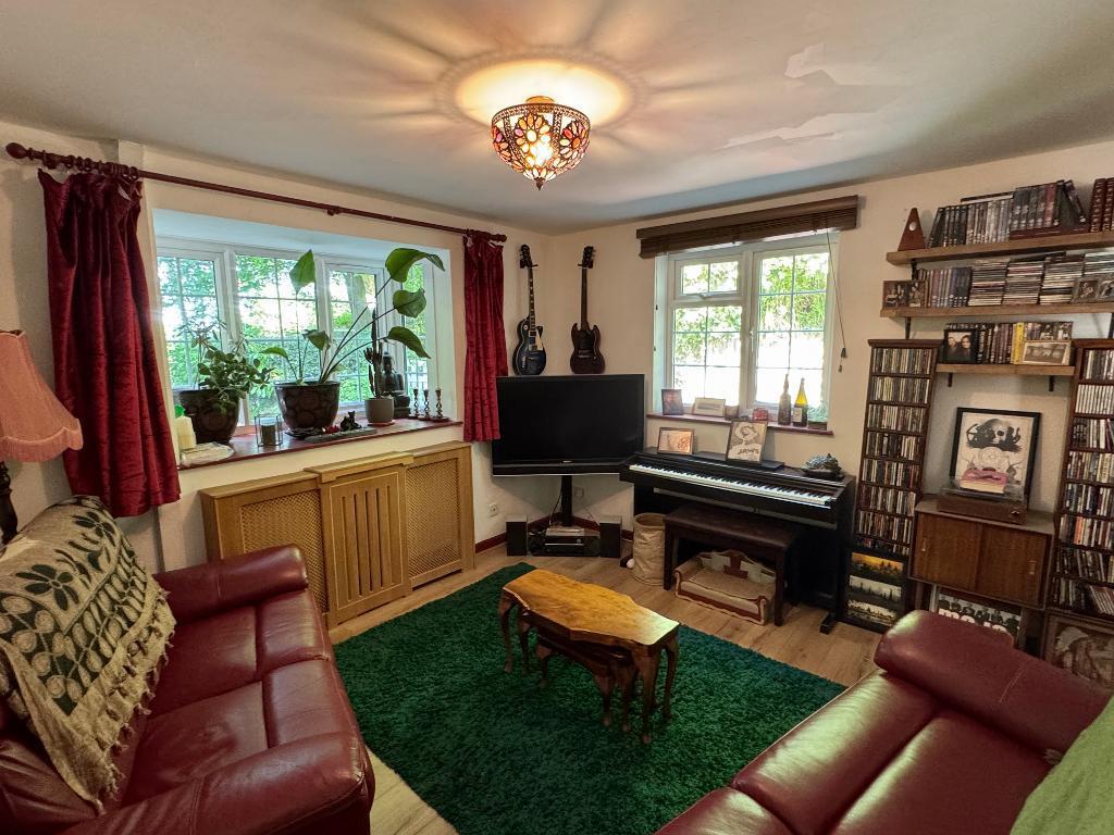 Sitting room with dual windows