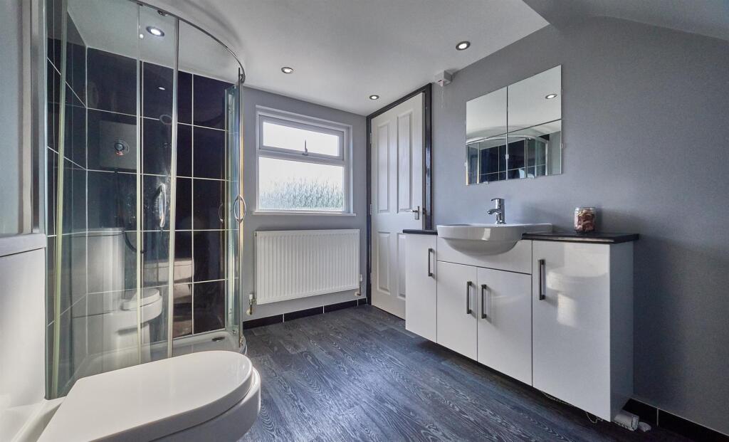 EN-SUITE SHOWER ROOM