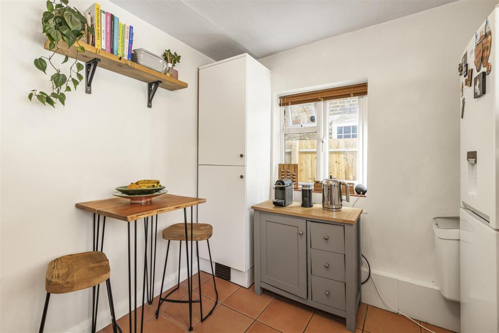 james_anderson_flat_a_128_felsham_rd__10_.JPG