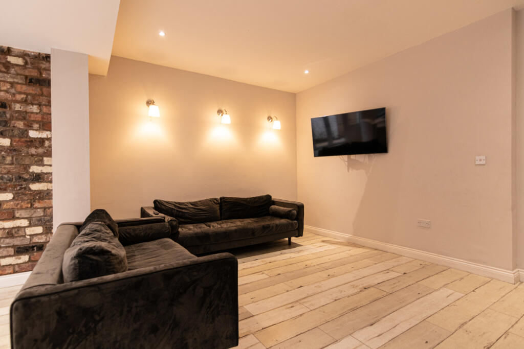 67 Woodcroft Road Living Room 2