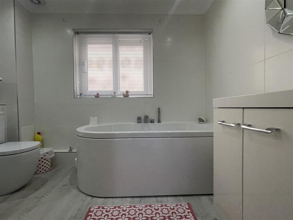 Keelan Bathrooom.JPG