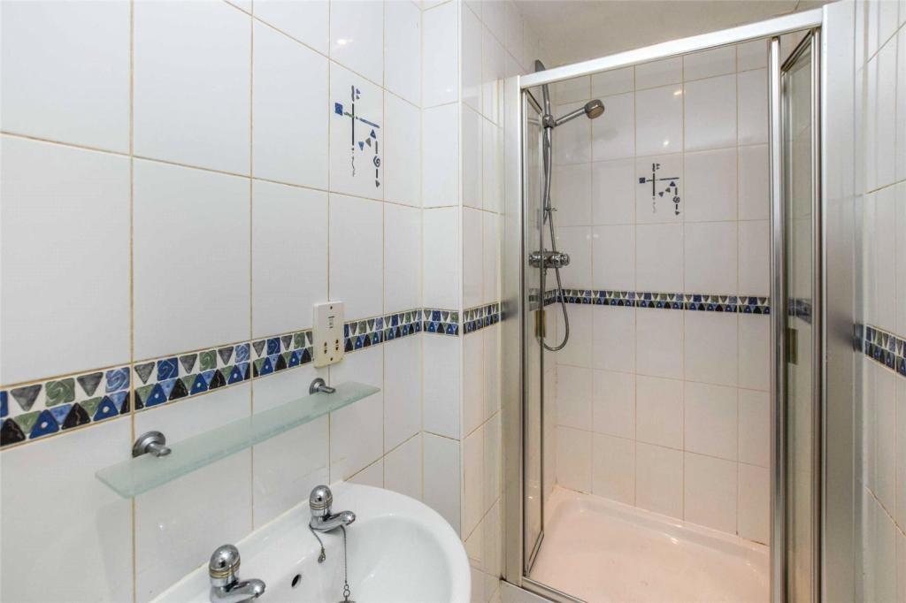 Flat 1 17 Heath Ensuite.jpg