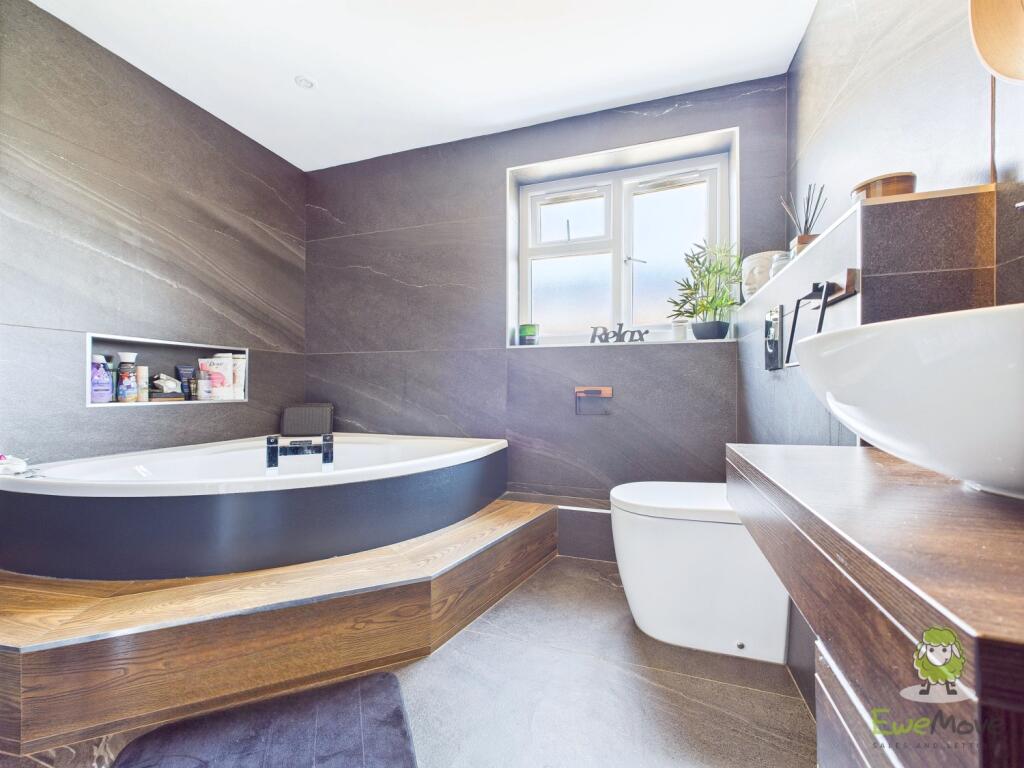 CAM01543G0-PR0142-STILL012