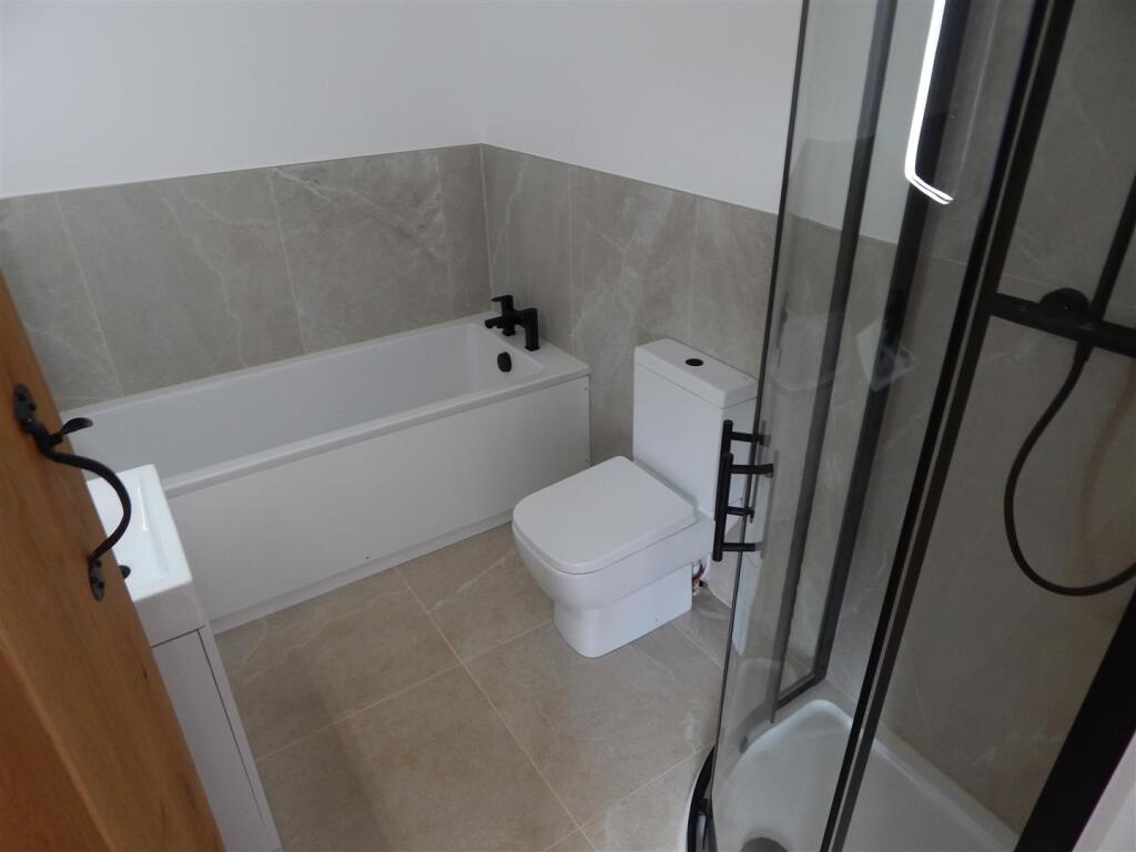 En-suite bathroom with seperate shower