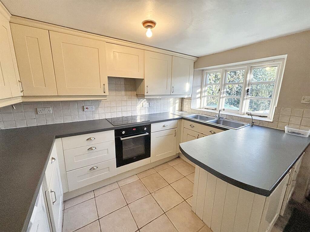 Kitchen 2.jpg