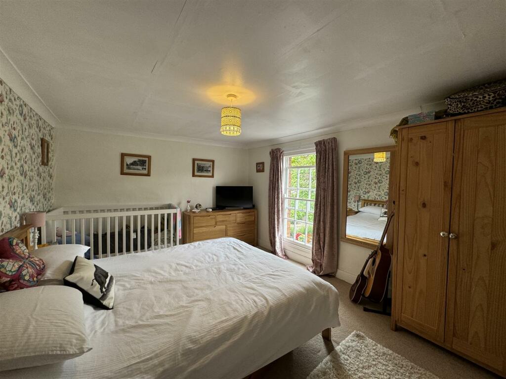 BEDROOM 2
