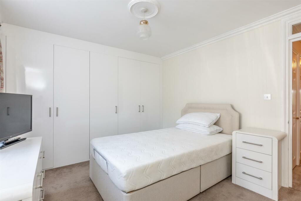 Carfax Court Redland Bed 1c.jpg