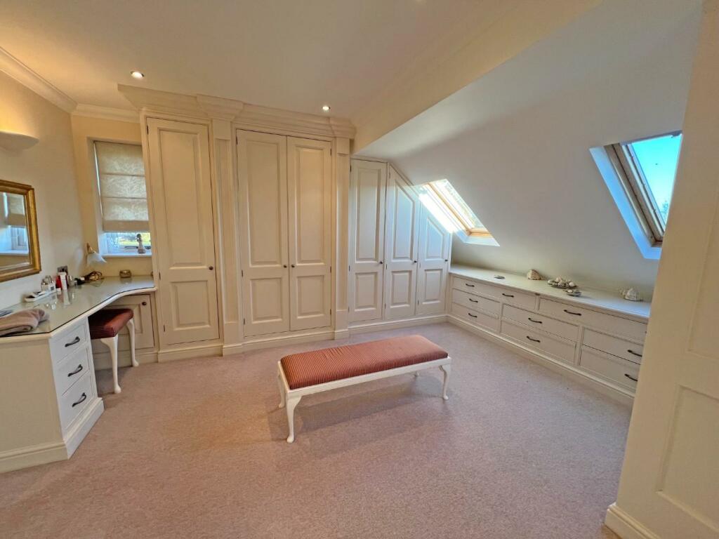 Master Bedroom - Walk In Wardrobe