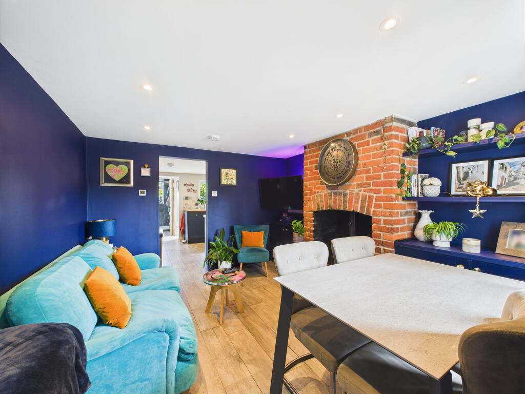 CAM02909G0-PR0453-STILL001