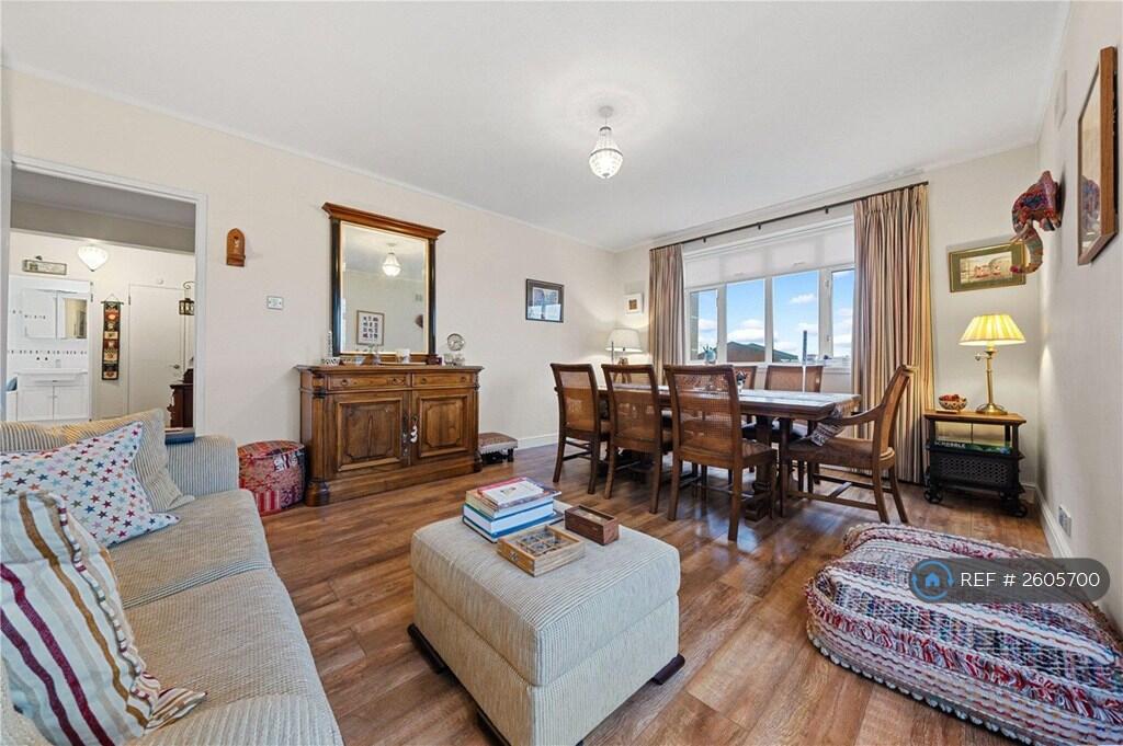 Dual Aspect Living Room (Bay Window Incl.)