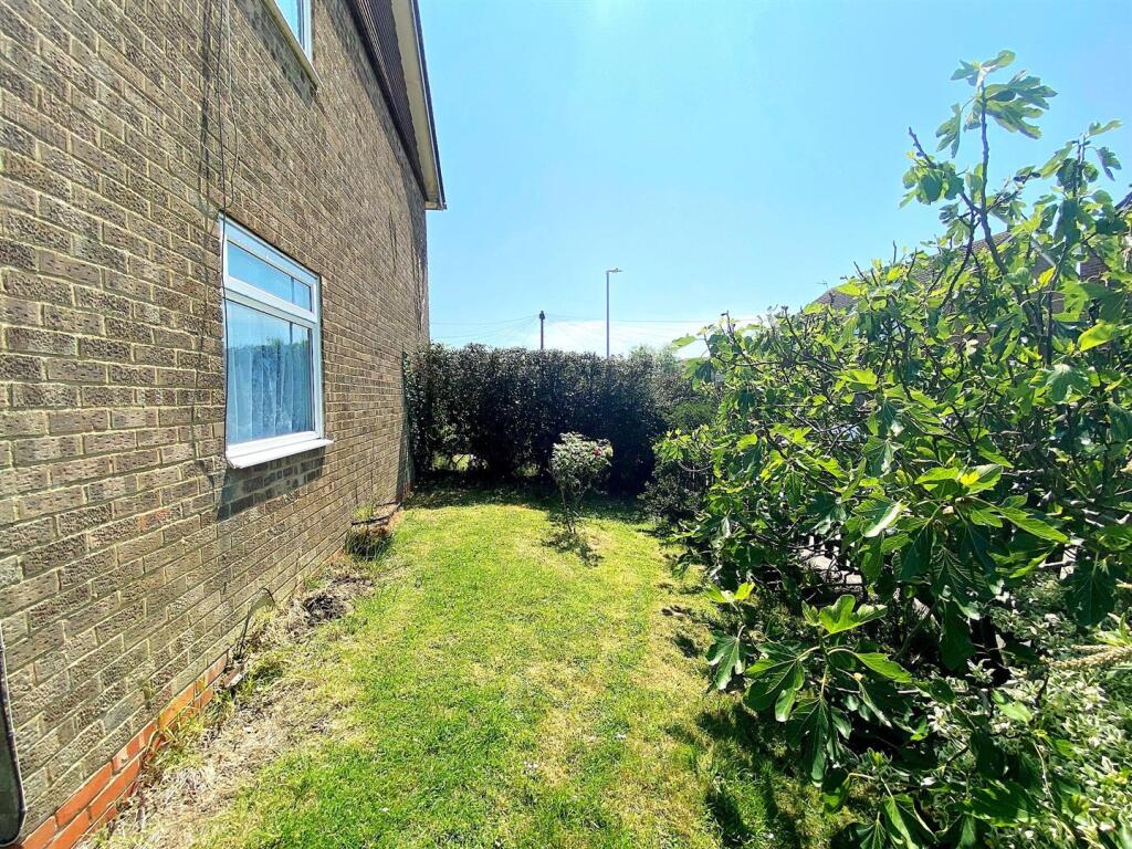 60 Gwyneth Grove - Garden3.jpg