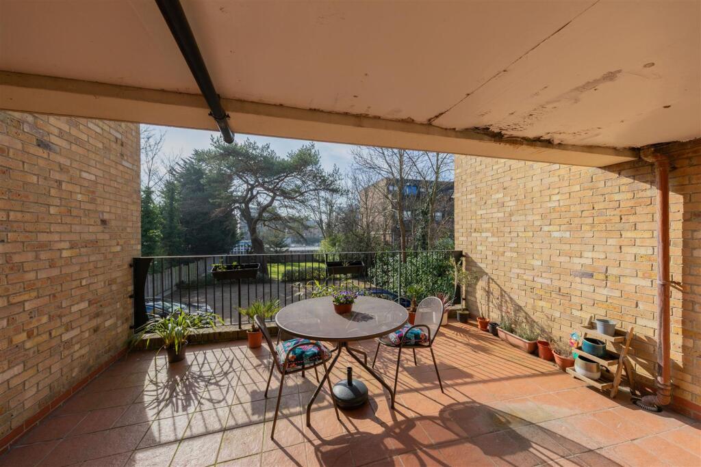 Churchfields, E18