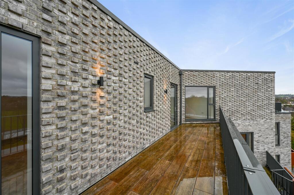 GWrealty - Flat 32, Bejoux Court - BalconyA1 (1).J