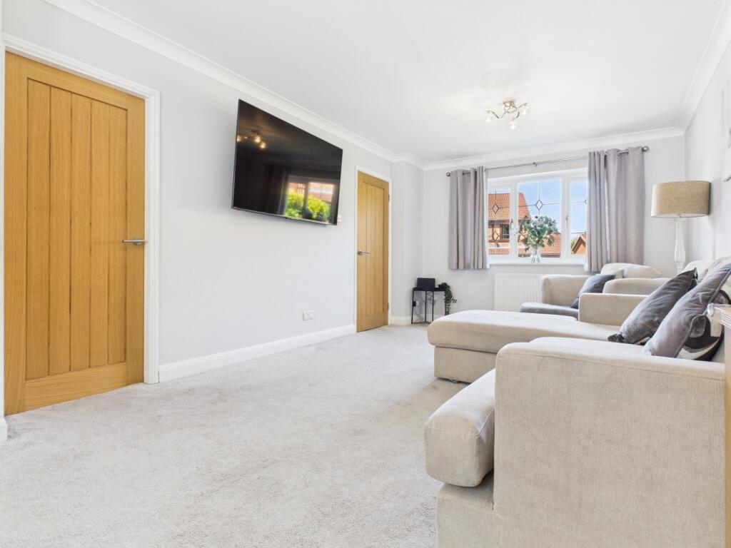 CAM03729G0-PR0090-STILL006