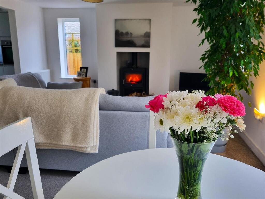 Dining table Flowers.jpg