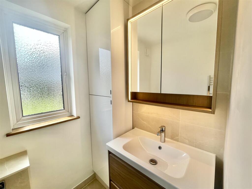 bathroom 2.jpg