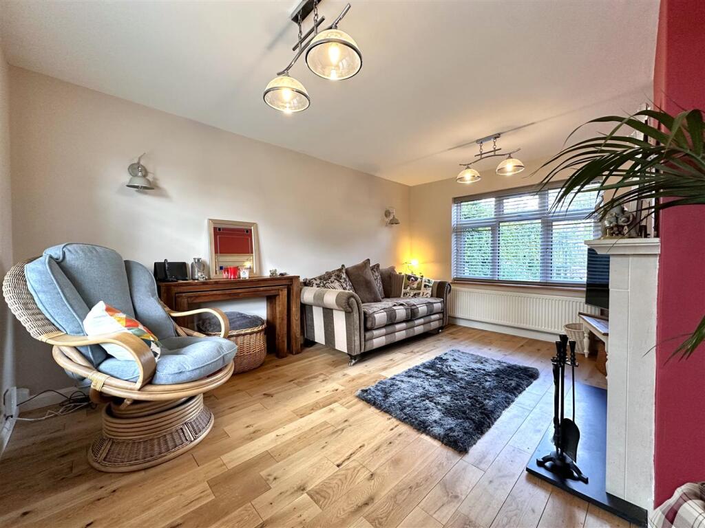Dual-Aspect Living Room 844