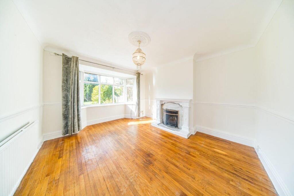 55 Fairholme Avenue lounge.jpg