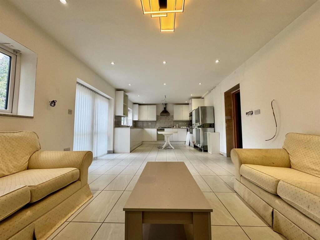 Kitchen 1.jpg