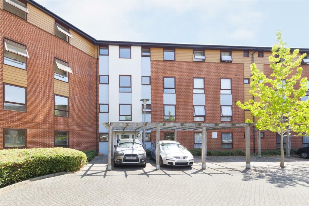 37_spottiswood_court_3_harry_close_croydon_001.jpg