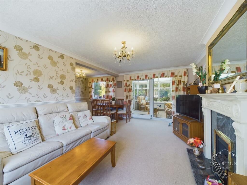 L SHAPED LOUNGE/DINING ROOM