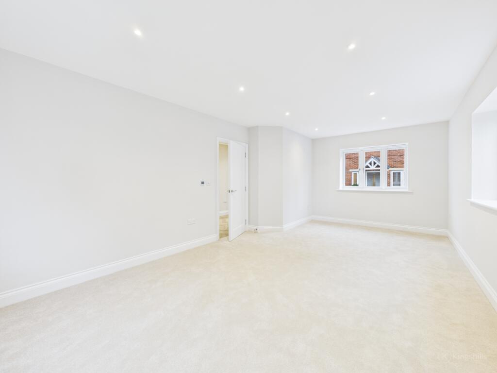 CAM02119G0-PR0504-STILL003