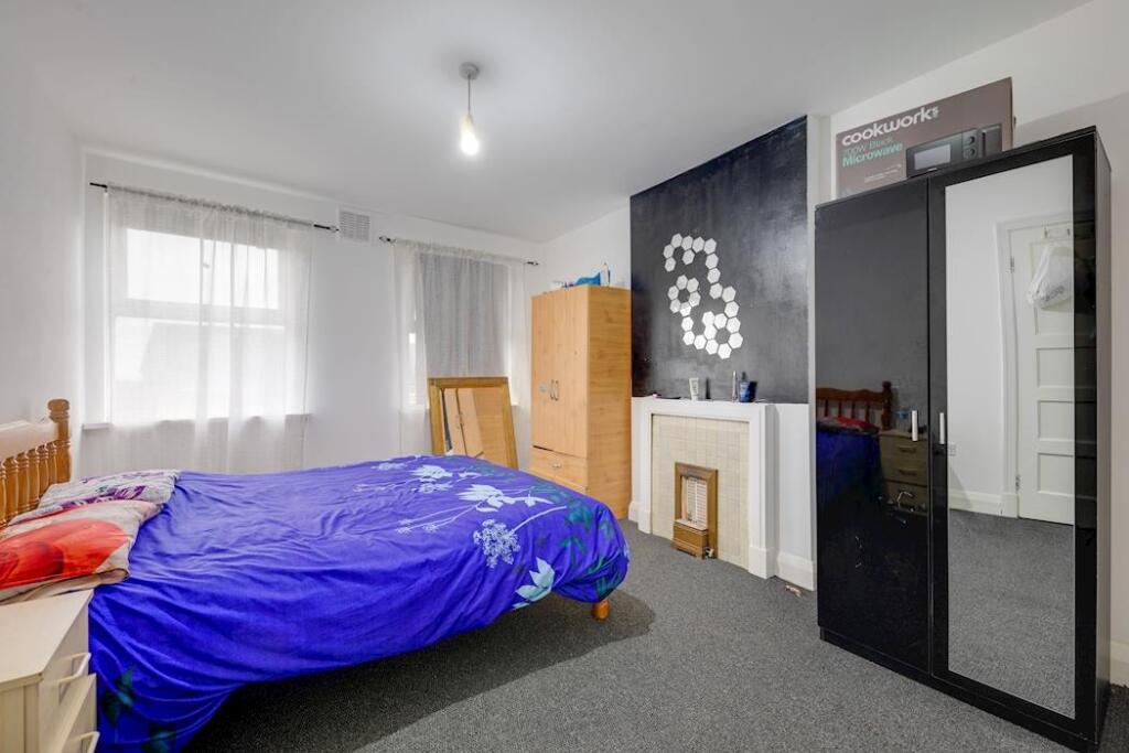 04-thumb9ca682105-JJ-RXS-Collier Row Rd-16.jpg