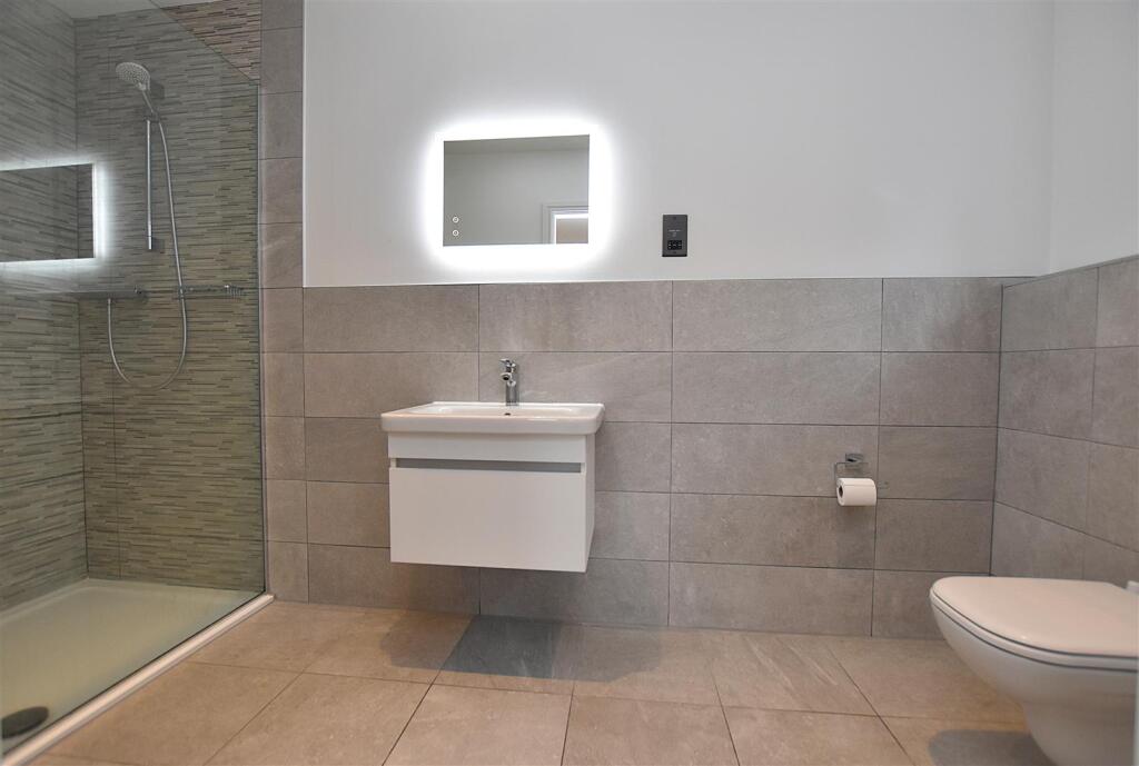 en-suite 2.JPG