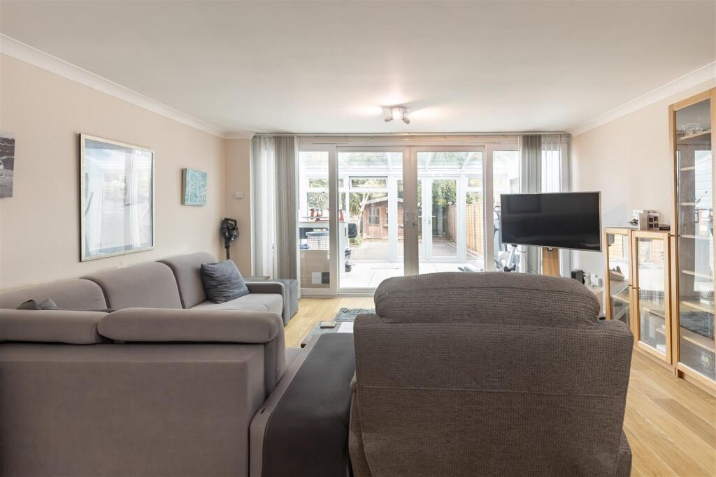 6 Highfield Green   (8).jpg