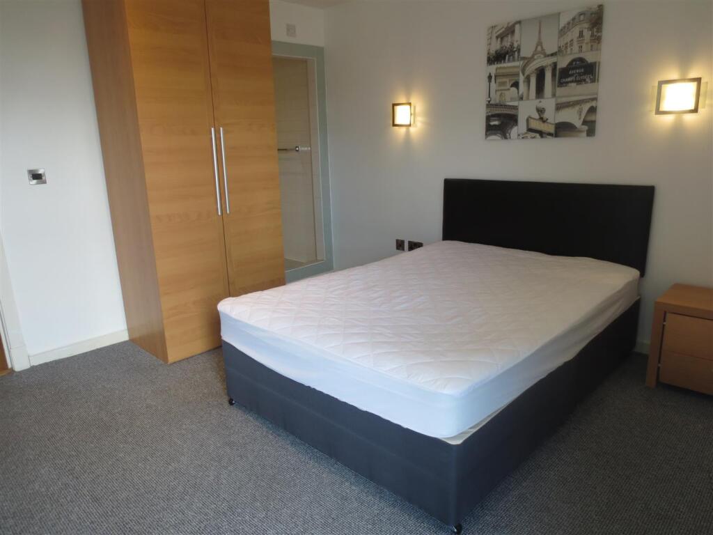 Bedroom w/ En-Suite