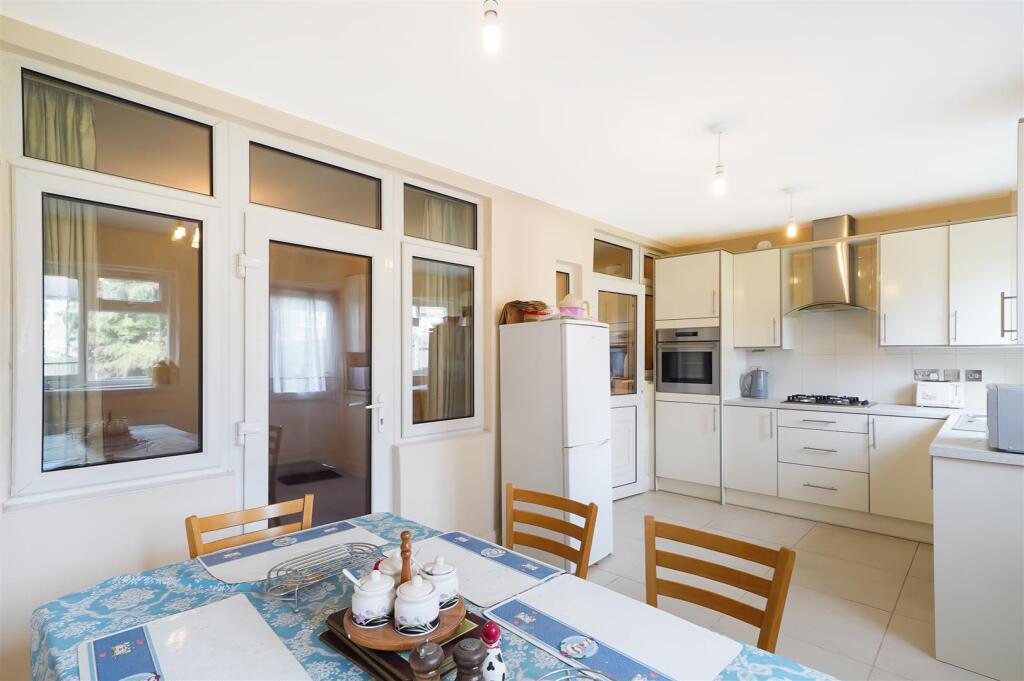 200 Whitton Avenue East - eICNKYV4uWphw8FgGfJK.jpg